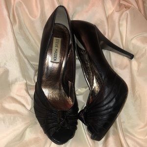 Steve Madden Black leather pumps with knot front